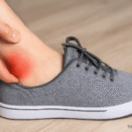 Bursite juxta-malléolaire : cheville douloureuse et difficulté à enfiler une chaussure – illustration orthopédiste Traumatologie